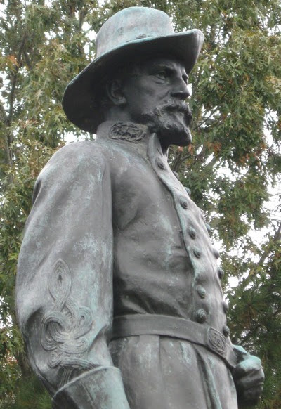 Bronze Confederate officer statue in Vicksburg
